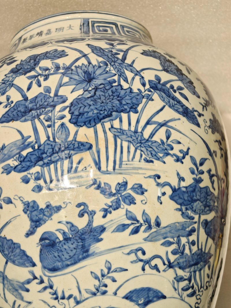 明嘉靖 青花莲池鸳鸯图大罐 - 图14