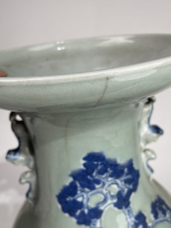 清晚期 豆青釉青花人物纹瓶 - 图11