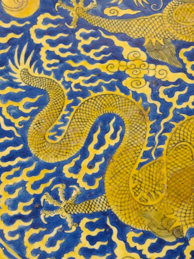 清同治 蓝地黄彩云龙纹大盘 - 图15