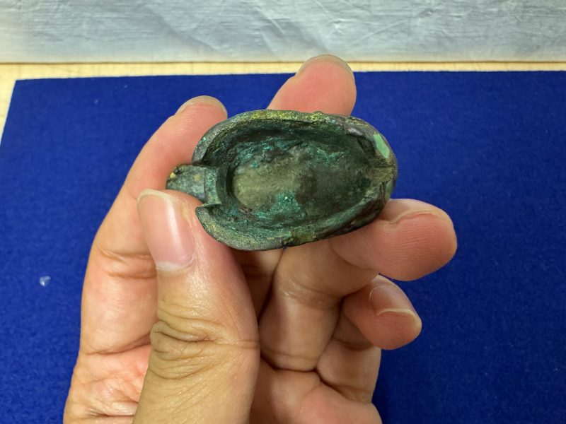 銅錯金銀嵌綠松石朱雀戈帽 - 图7
