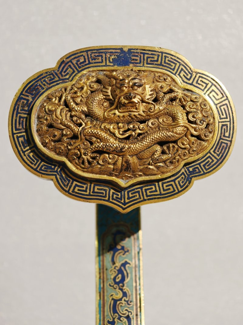 清乾隆 铜胎掐丝珐琅嵌铜鎏金暗八仙苍龙教子如意 - 图5