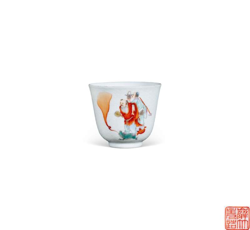    白地轧道粉彩人物杯