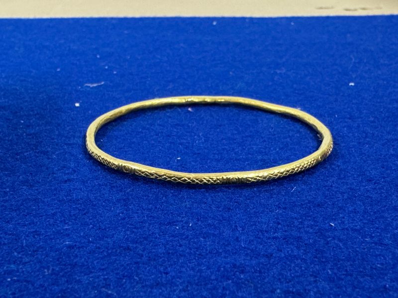 金質鑲白玉向日葵紋髮簪和金質網格紋鐲各一對 - 图11