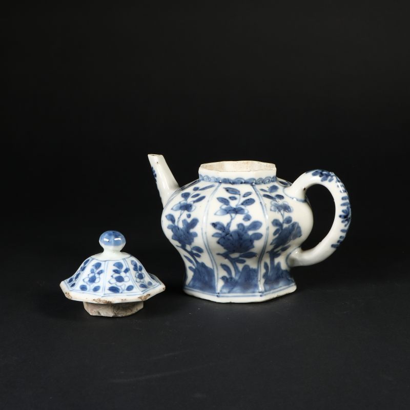 清康熙 青花花卉瓜棱茶壶 - 图2