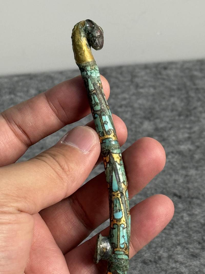 銅鎏金嵌綠松石獸首帶鉤 - 图7