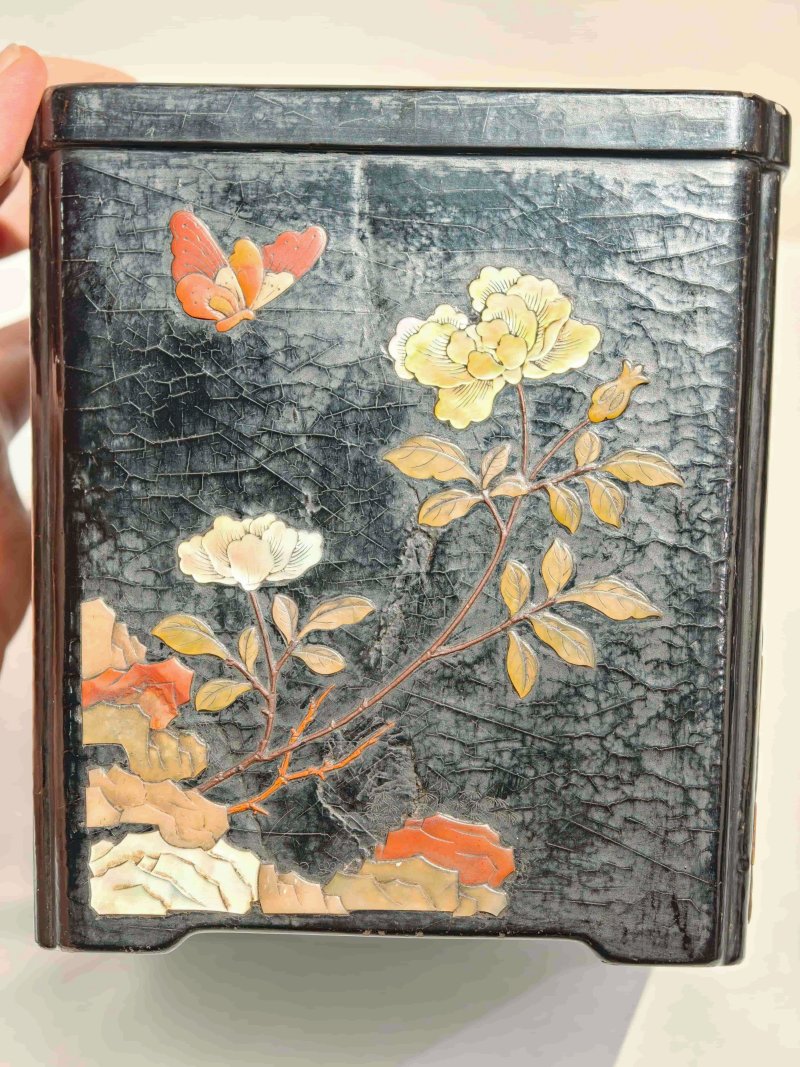 清早期 黑漆嵌百宝花鸟纹四方倭角笔筒 - 图12