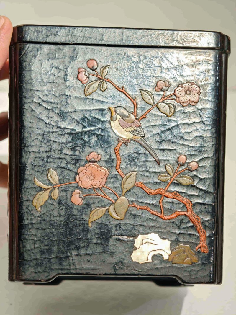 清早期 黑漆嵌百宝花鸟纹四方倭角笔筒 - 图11