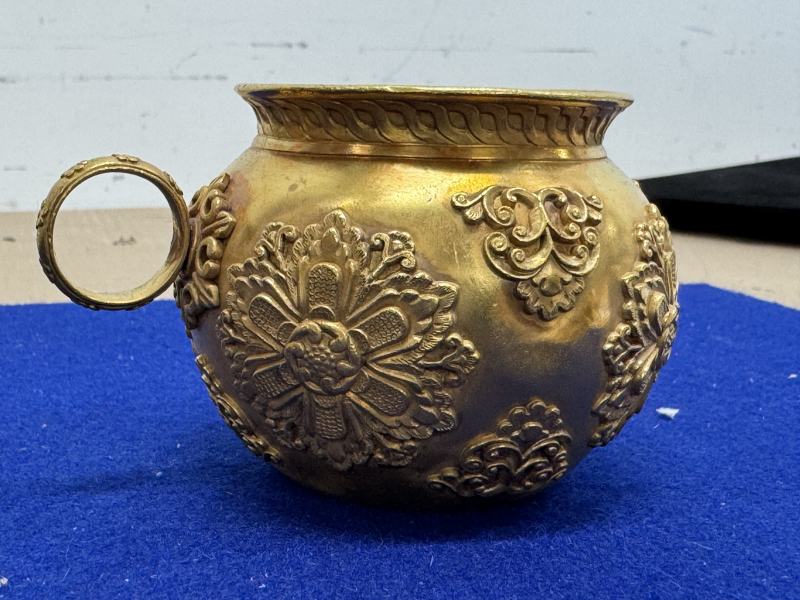 金質寶相花執壺和金質杯一套七件帶原配銅三足承盤 - 图28