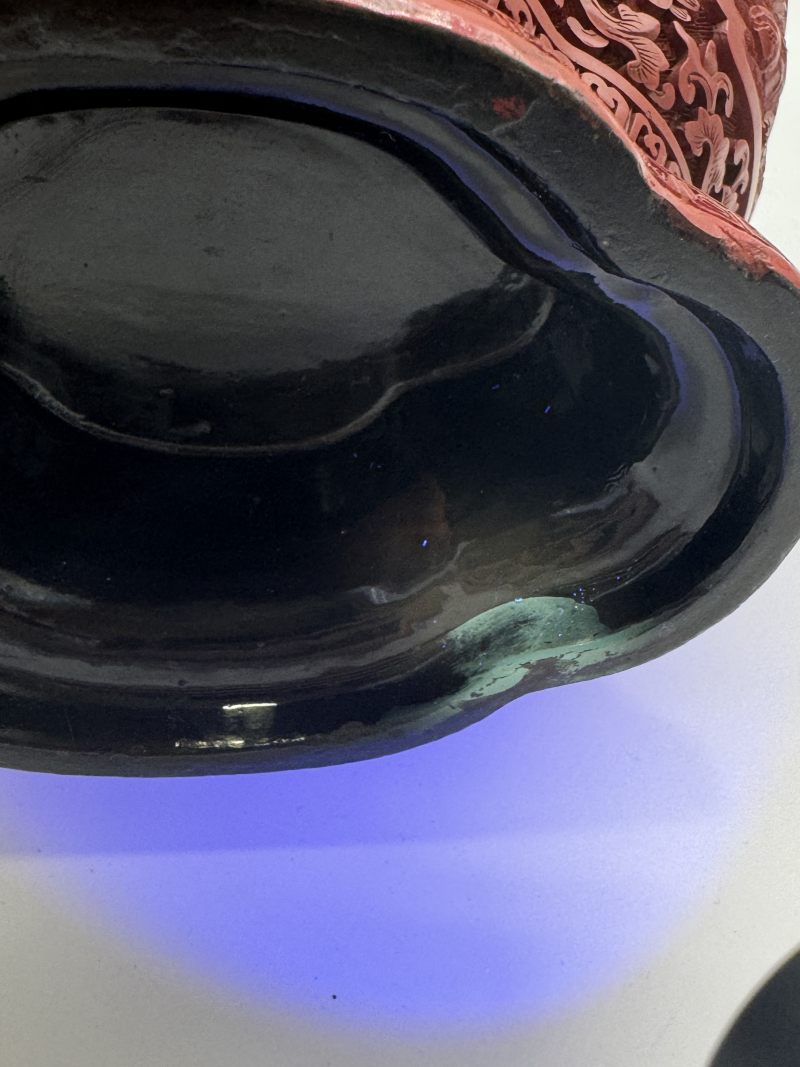 清乾隆 剔红琴棋书画海棠式瓶一对 - 图36