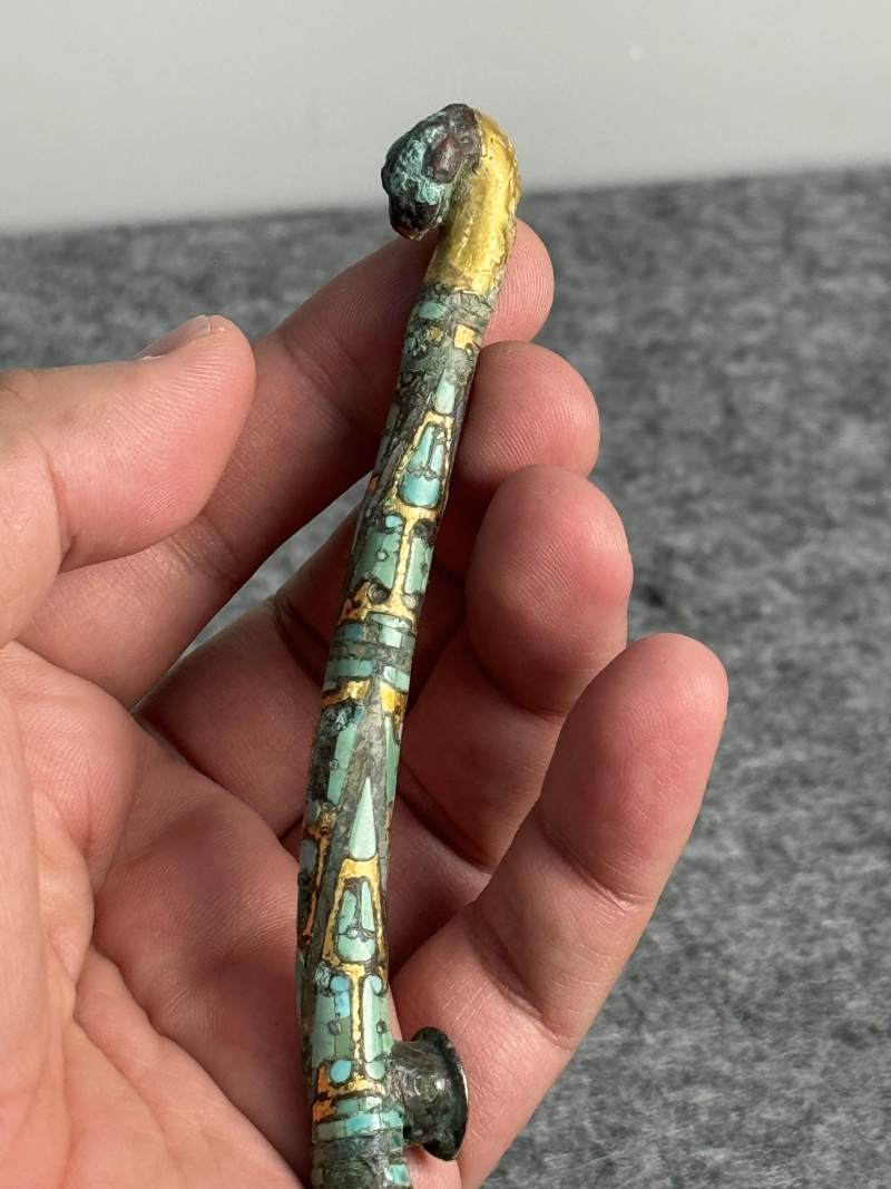 銅鎏金嵌綠松石獸首帶鉤 - 图9