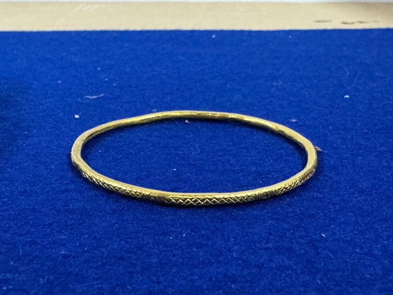 金質鑲白玉向日葵紋髮簪和金質網格紋鐲各一對 - 图12