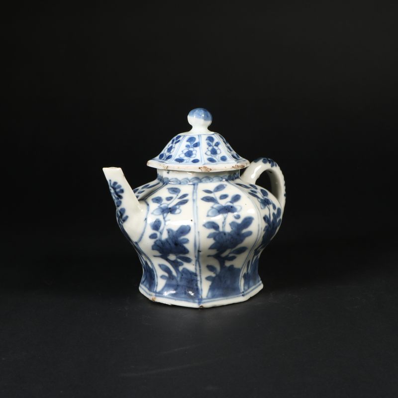 清康熙 青花花卉瓜棱茶壶 - 图3