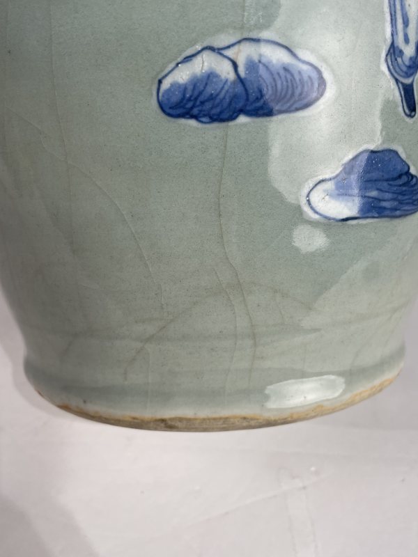 清晚期 豆青釉青花人物纹瓶 - 图13