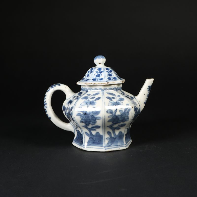 清康熙 青花花卉瓜棱茶壶 - 图4