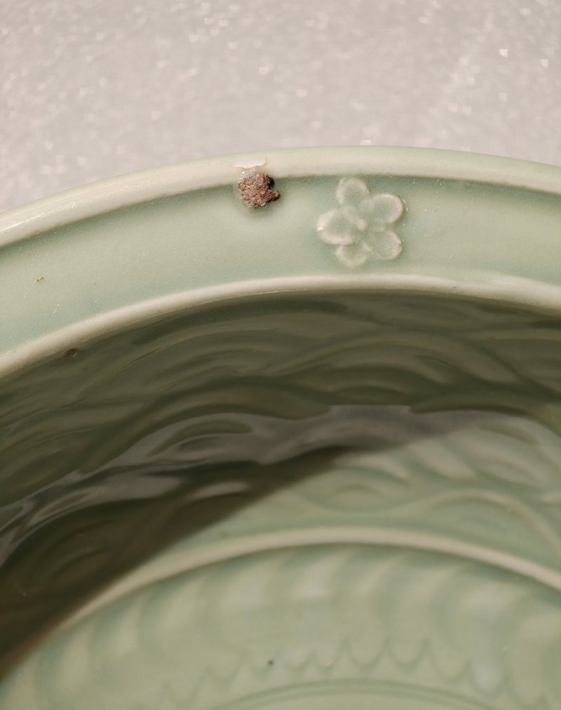 元 龙泉窑粉青釉海水双鱼折沿盘 - 图7