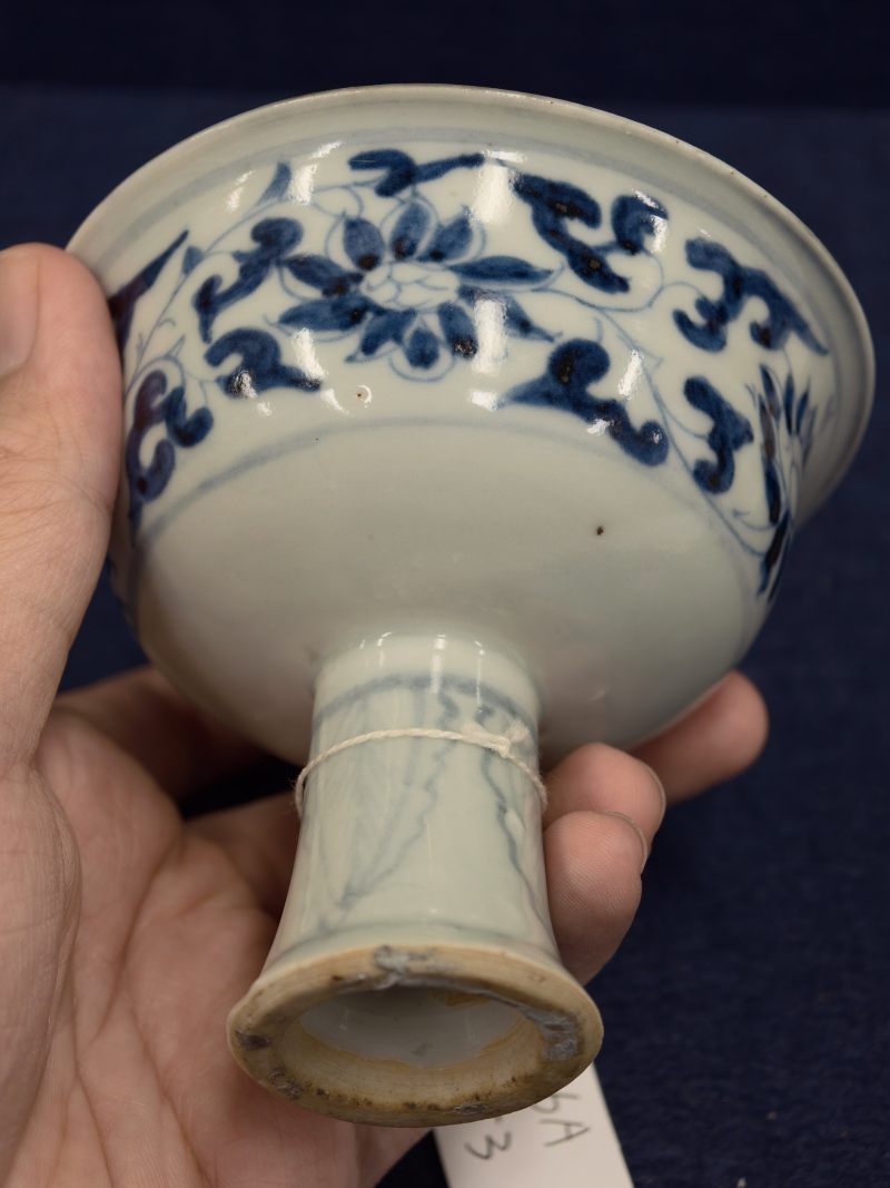 元 青花缠枝花卉莲池鸳鸯纹高足杯 - 图11