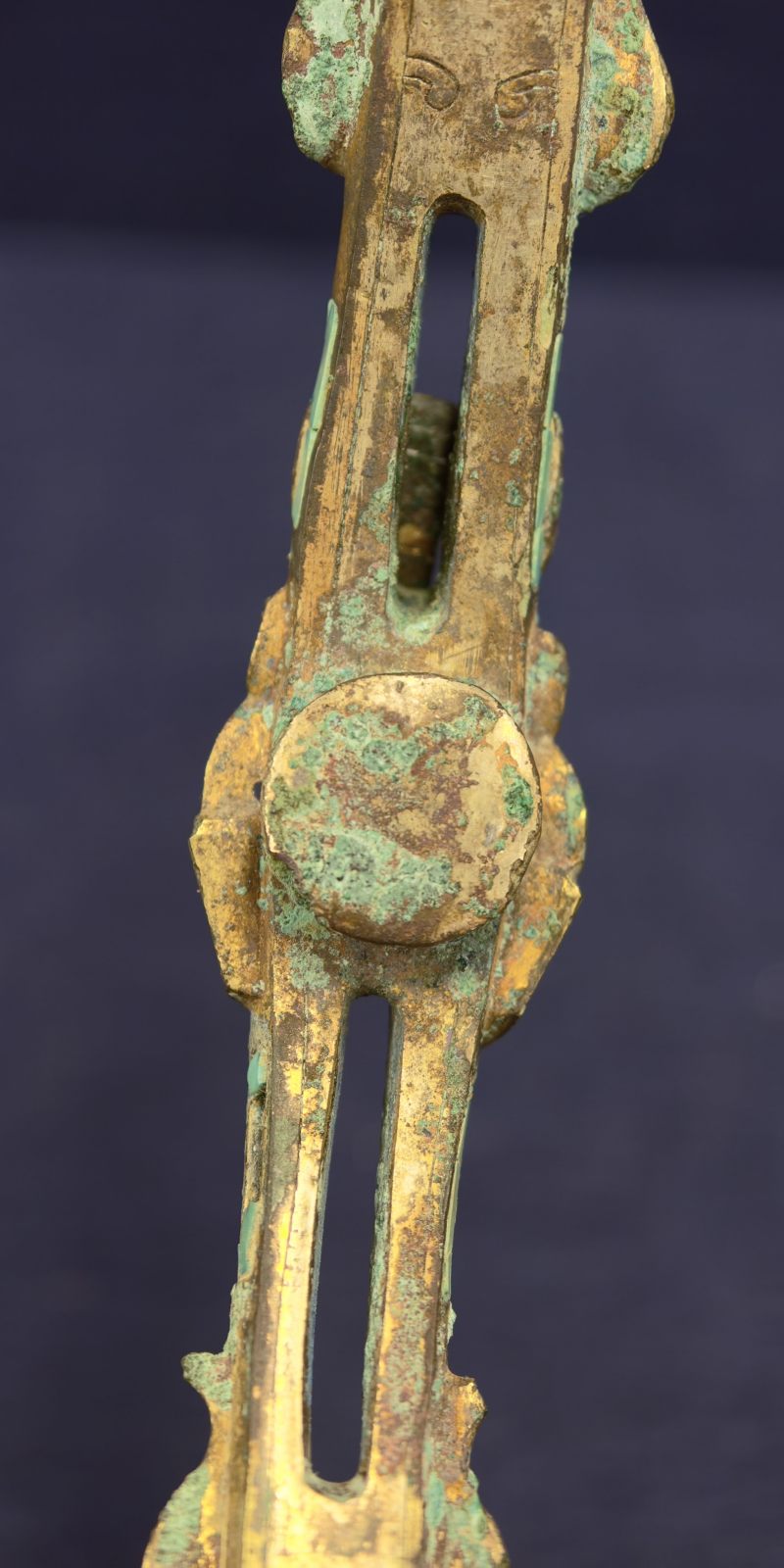 战国 嵌松石鎏金铜带钩 - 图14