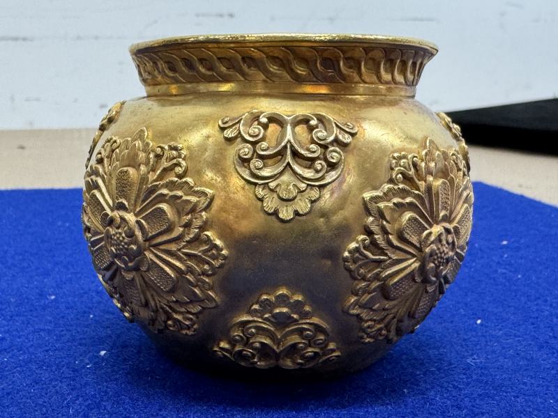 金質寶相花執壺和金質杯一套七件帶原配銅三足承盤 - 图31