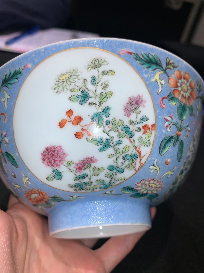清乾隆 蓝地轧道粉彩开光重阳菊花节令膳碗一对 - 图25