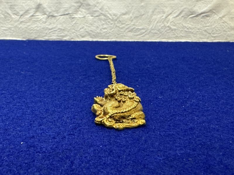 金質帶鏈臥獅 - 图3