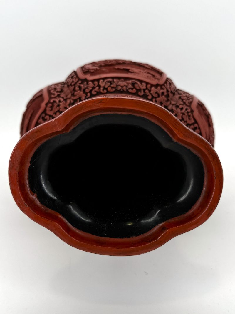 清乾隆 剔红琴棋书画海棠式瓶一对 - 图7