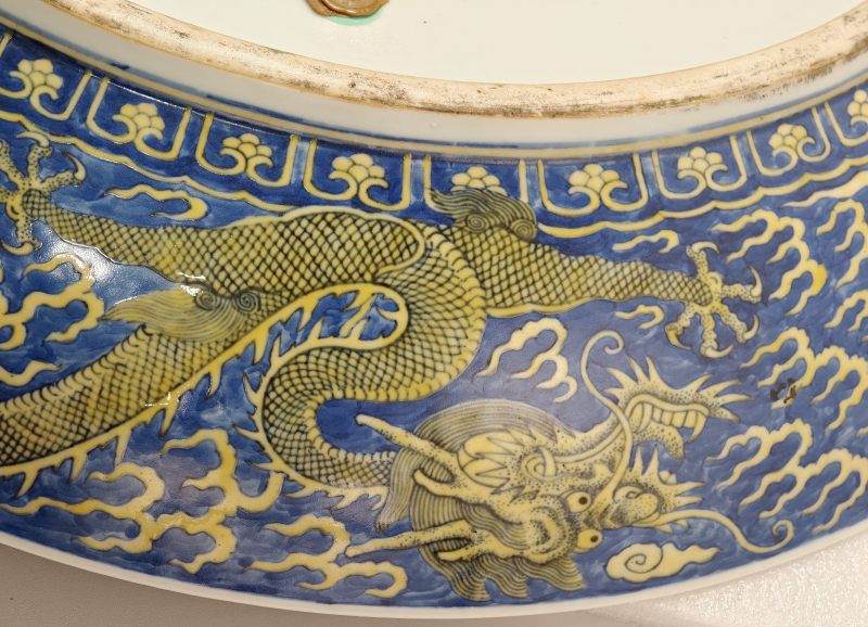 清同治 蓝地黄彩云龙纹大盘 - 图35