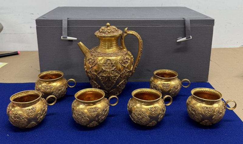 金質寶相花執壺和金質杯一套七件帶原配銅三足承盤 - 图2