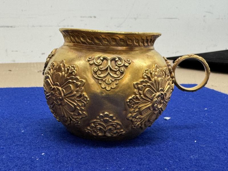 金質寶相花執壺和金質杯一套七件帶原配銅三足承盤 - 图32