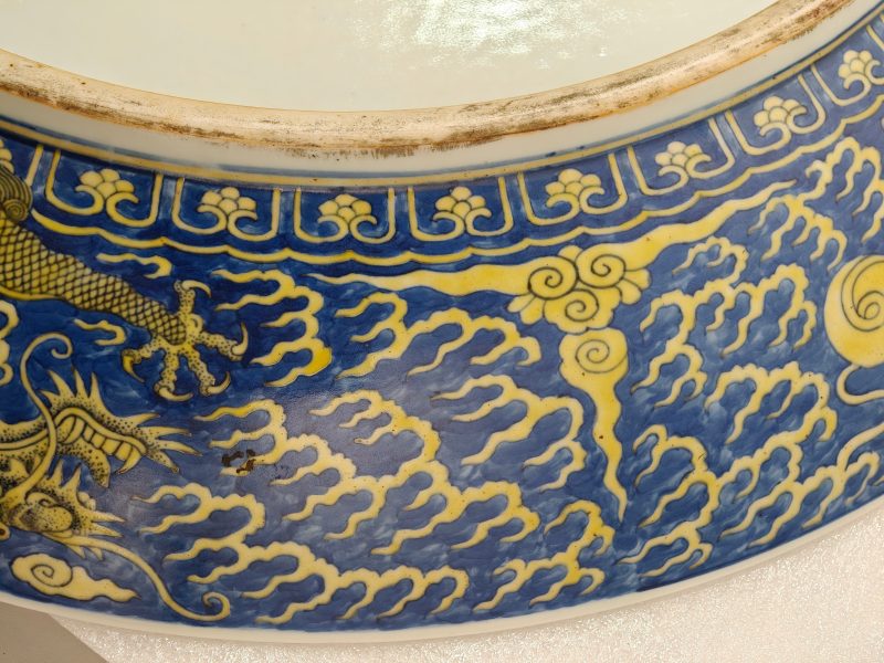 清同治 蓝地黄彩云龙纹大盘 - 图36