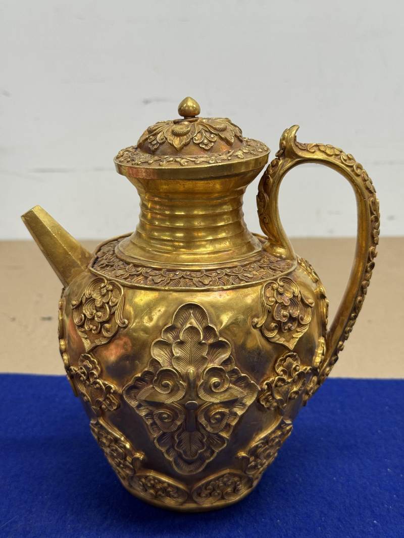 金質寶相花執壺和金質杯一套七件帶原配銅三足承盤 - 图3