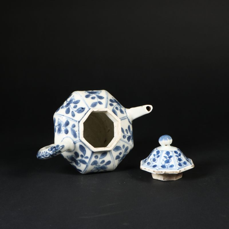 清康熙 青花花卉瓜棱茶壶 - 图6