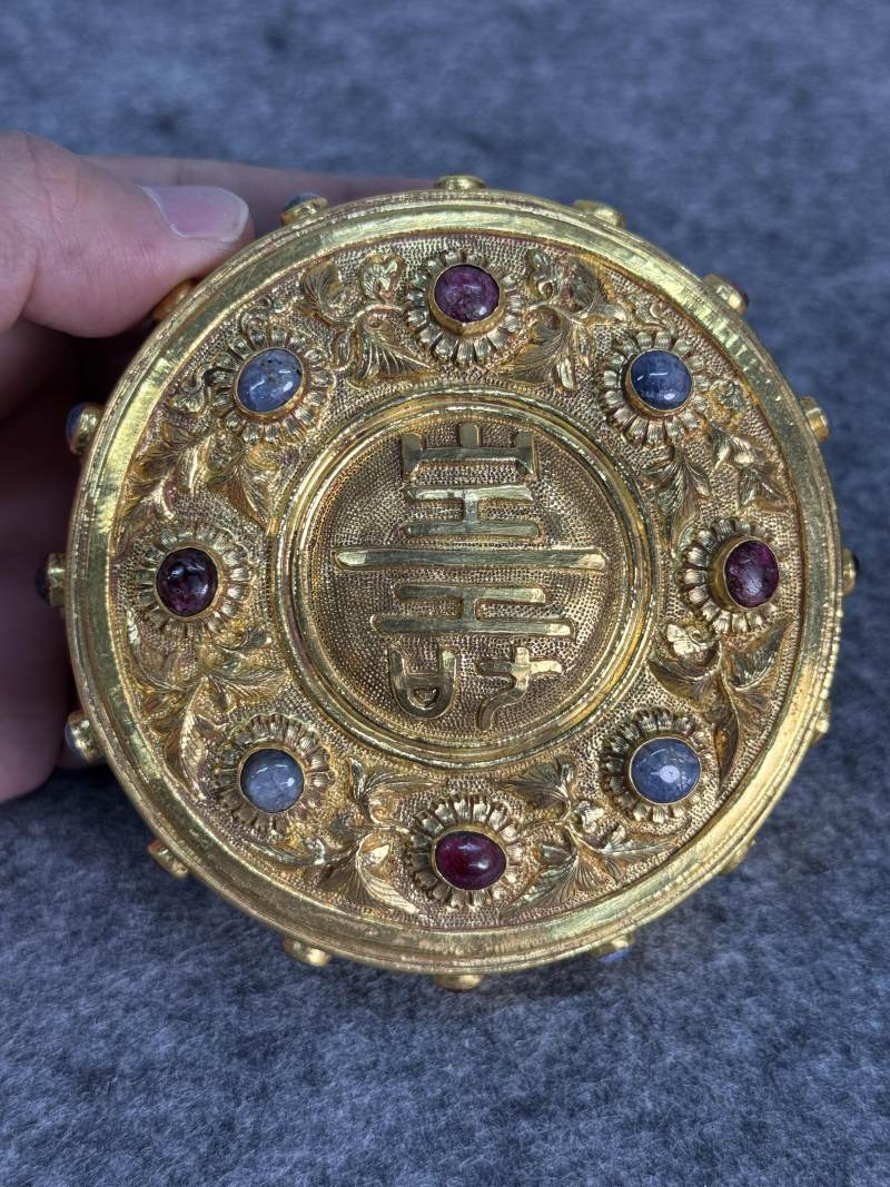 明 金質嵌寶石壽字花卉紋蓋盒 - 图5
