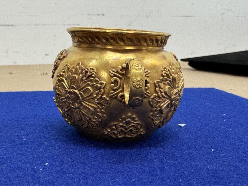 金質寶相花執壺和金質杯一套七件帶原配銅三足承盤 - 图33