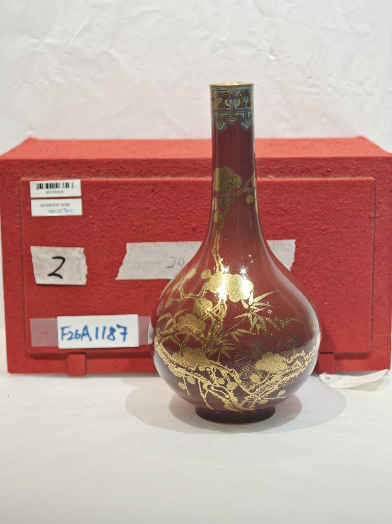清雍正 霁红釉贴金加描金刻花岁寒三友胆式瓶 - 图22