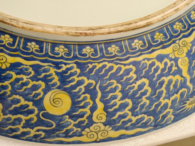 清同治 蓝地黄彩云龙纹大盘 - 图37