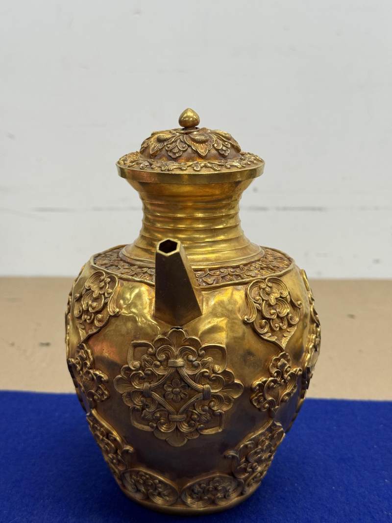 金質寶相花執壺和金質杯一套七件帶原配銅三足承盤 - 图4