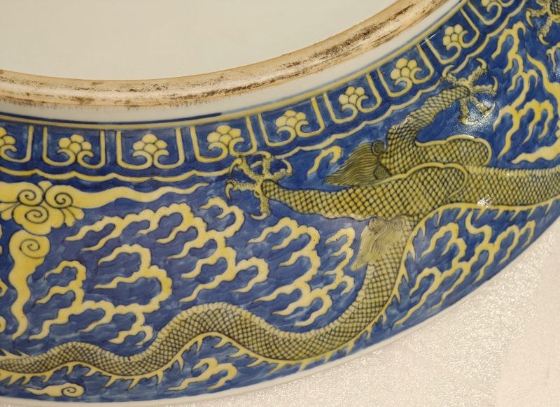 清同治 蓝地黄彩云龙纹大盘 - 图38
