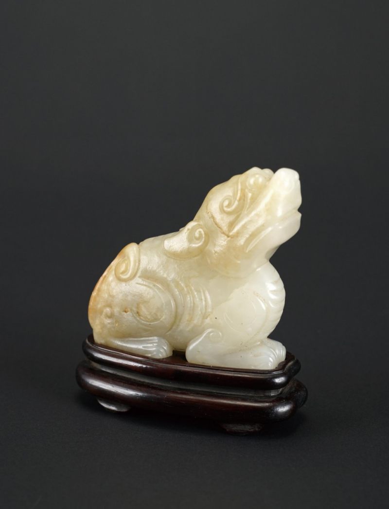   清 和田玉雕望天吼瑞獸手把件（連木座）