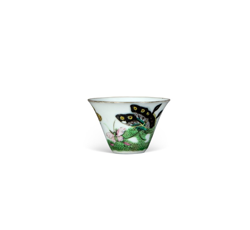    清道光 粉彩花蝶马蹄杯