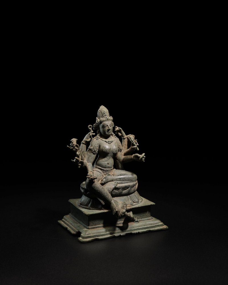 爪哇中部 九世紀 準提佛母銅像 | A COPPER ALLOY FIGURE OF CUNDA - 图7