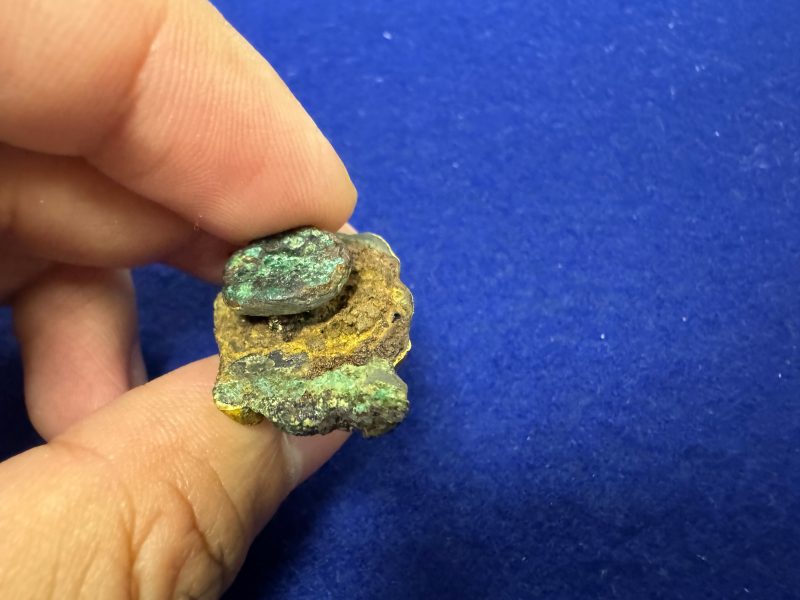 金質鴨嘴形帶鉤和包金螭龍紋帶飾各一件 - 图10