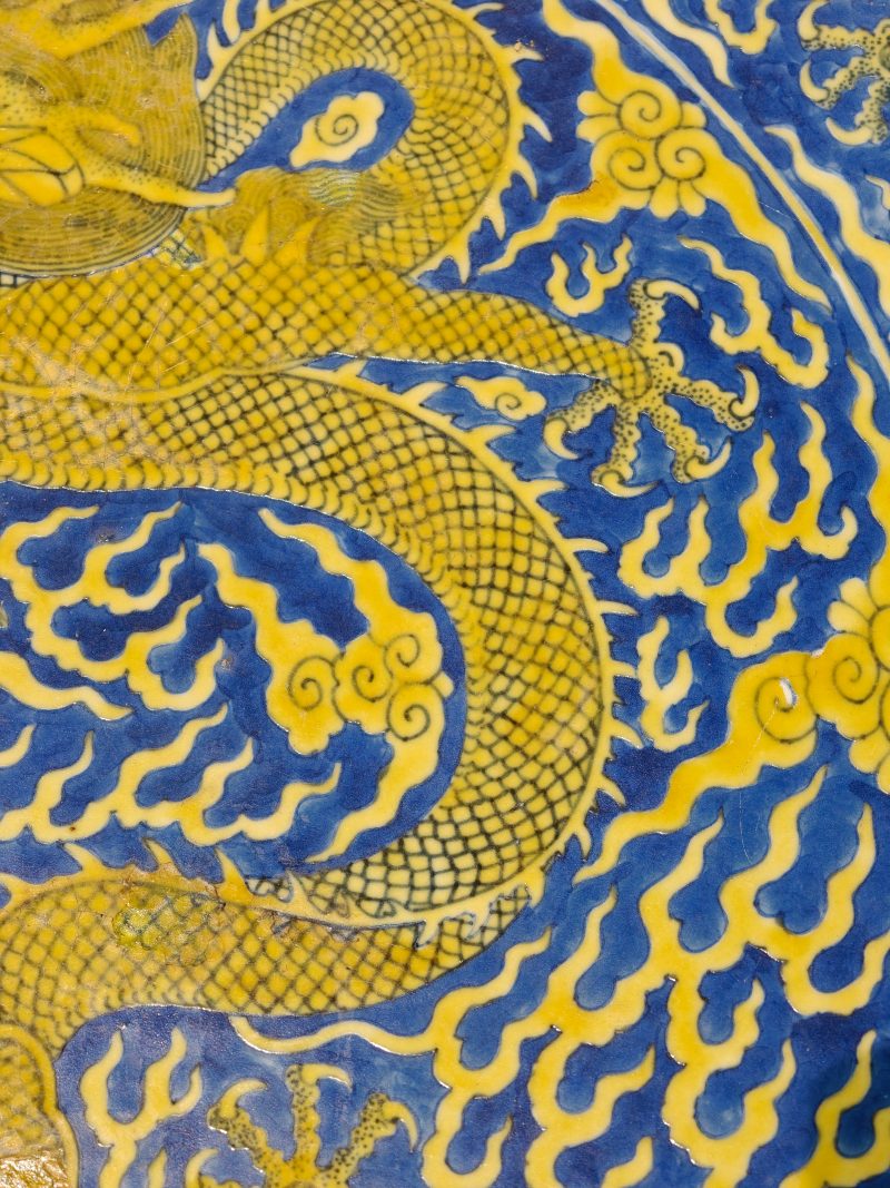 清同治 蓝地黄彩云龙纹大盘 - 图16