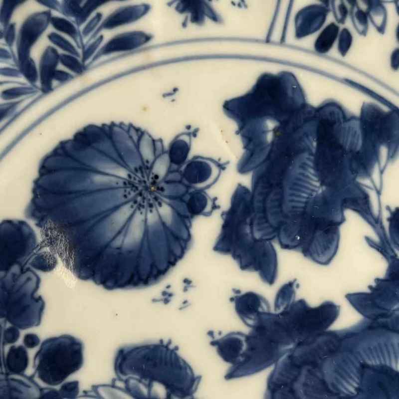 清康熙 青花洞石花卉纹菊瓣盘 - 图7