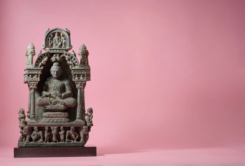 犍陀羅 三/四世紀 片岩說法佛石碑 | A GREY SCHIST GABLE RELIEF WITH THE TEACHING BUDDHA - 图8