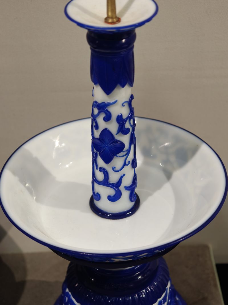 清乾隆 白套蓝料缠枝花卉纹烛台一对 - 图7