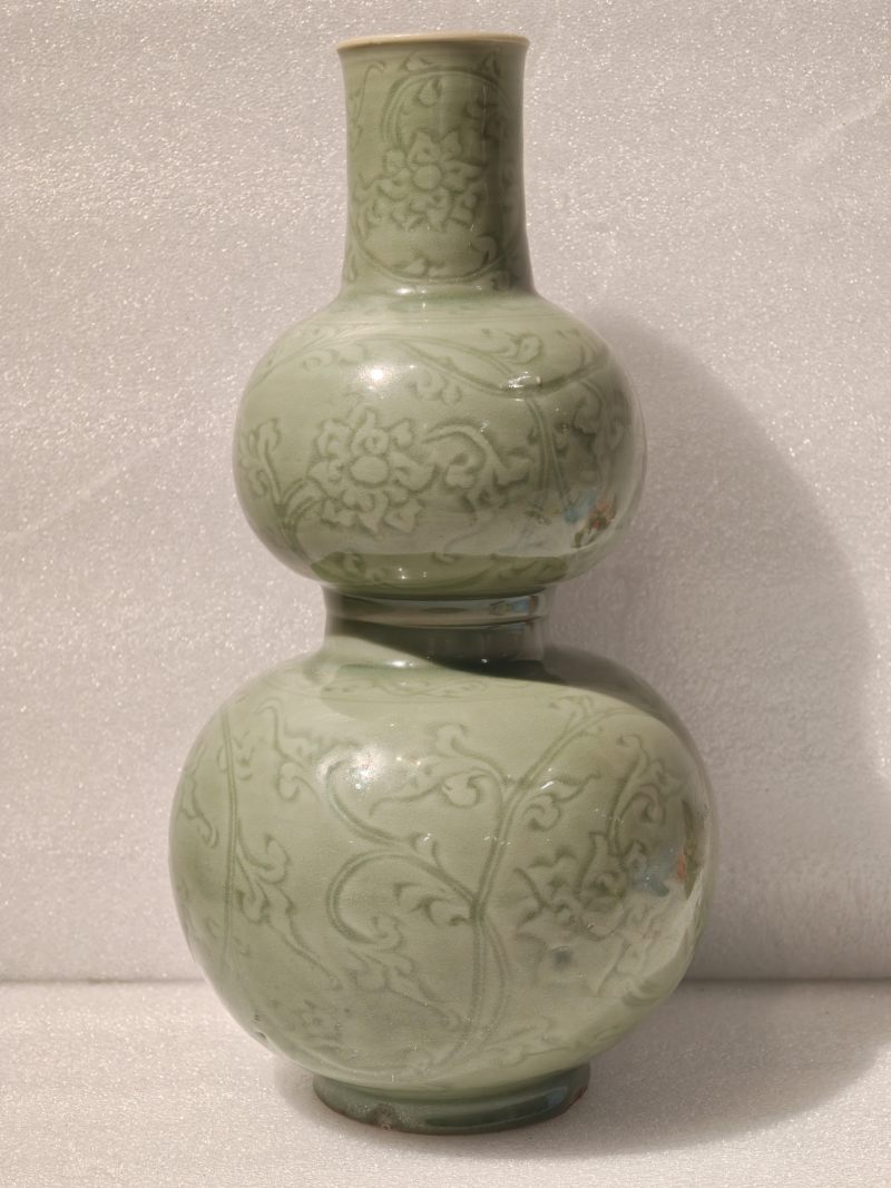 元 龙泉窑粉青釉暗刻牡丹纹葫芦瓶 - 图4