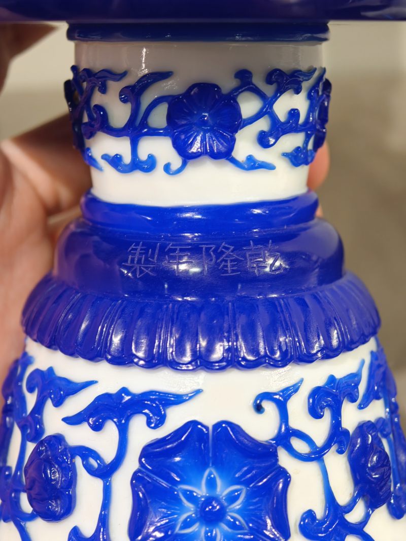 清乾隆 白套蓝料缠枝花卉纹烛台一对 - 图8