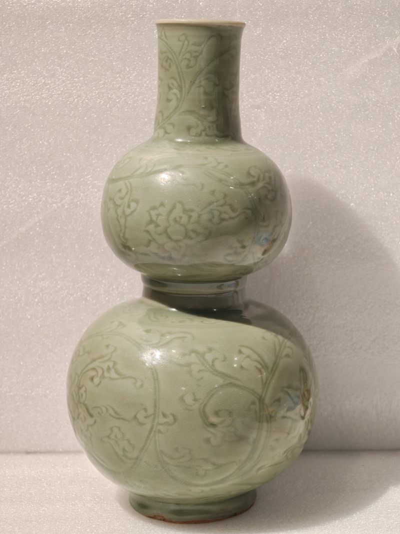 元 龙泉窑粉青釉暗刻牡丹纹葫芦瓶 - 图5