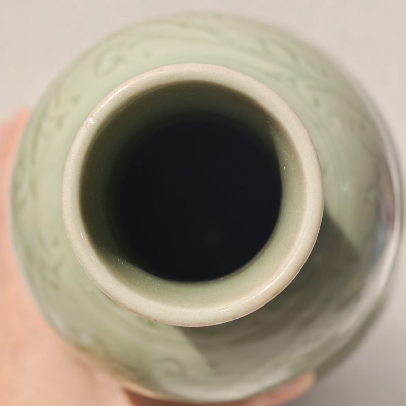 元 龙泉窑粉青釉暗刻牡丹纹葫芦瓶 - 图7