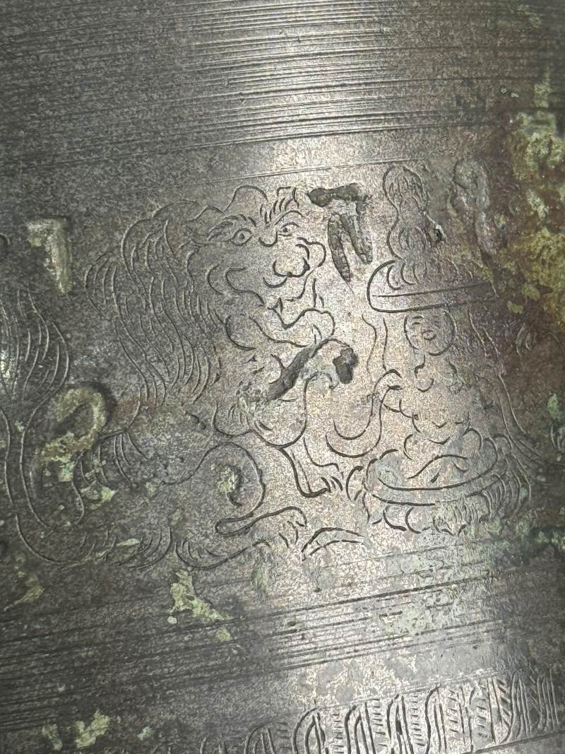 青銅鳳鳥人物紋經筒 - 图25